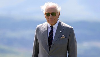 Bennfentes árulta el, milyen apa Károly király, amikor nem látják a kamerák