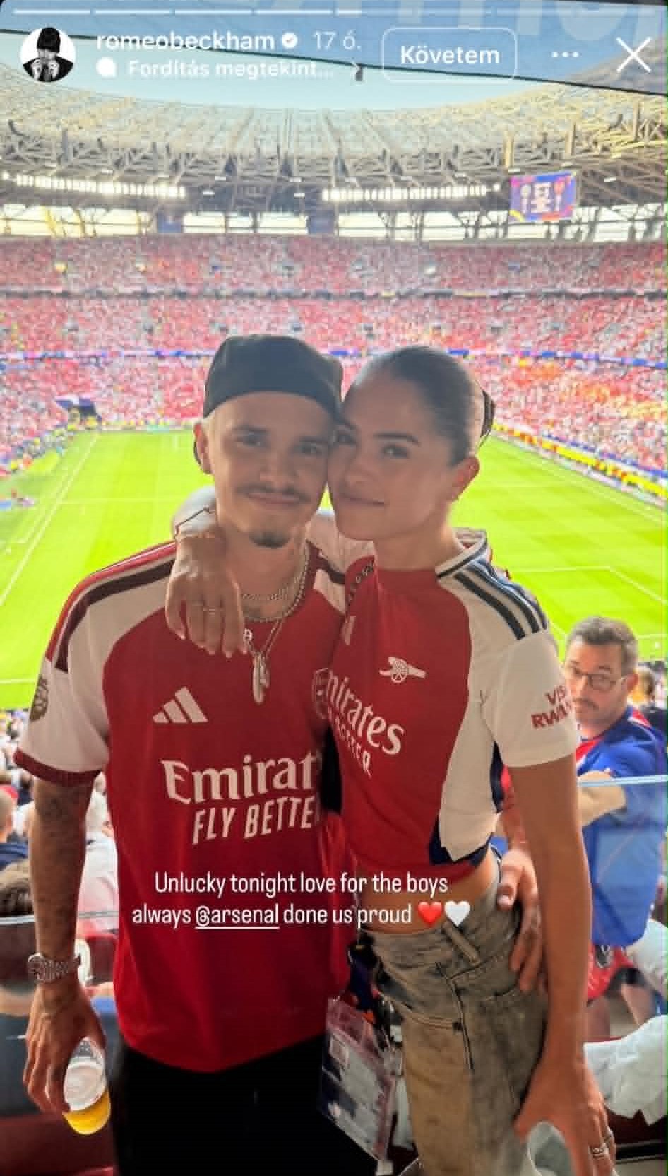 Romeo Beckham és szerelme is a helyszínen követték a meccset, és Arsenal szurkolóként csalódottan kellett távozniuk