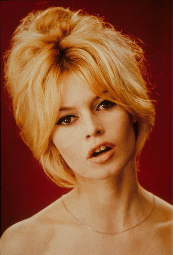 Kihívóan vonzó volt a lazán feltűzött konty is, elöl szabadon hagyott tincsekkel, ami csodás keretet adott a Brigitte pikáns arcvonásainak. Sokan őt tekintették a megtestesült bűnnek ebben a prűd korszakban. 