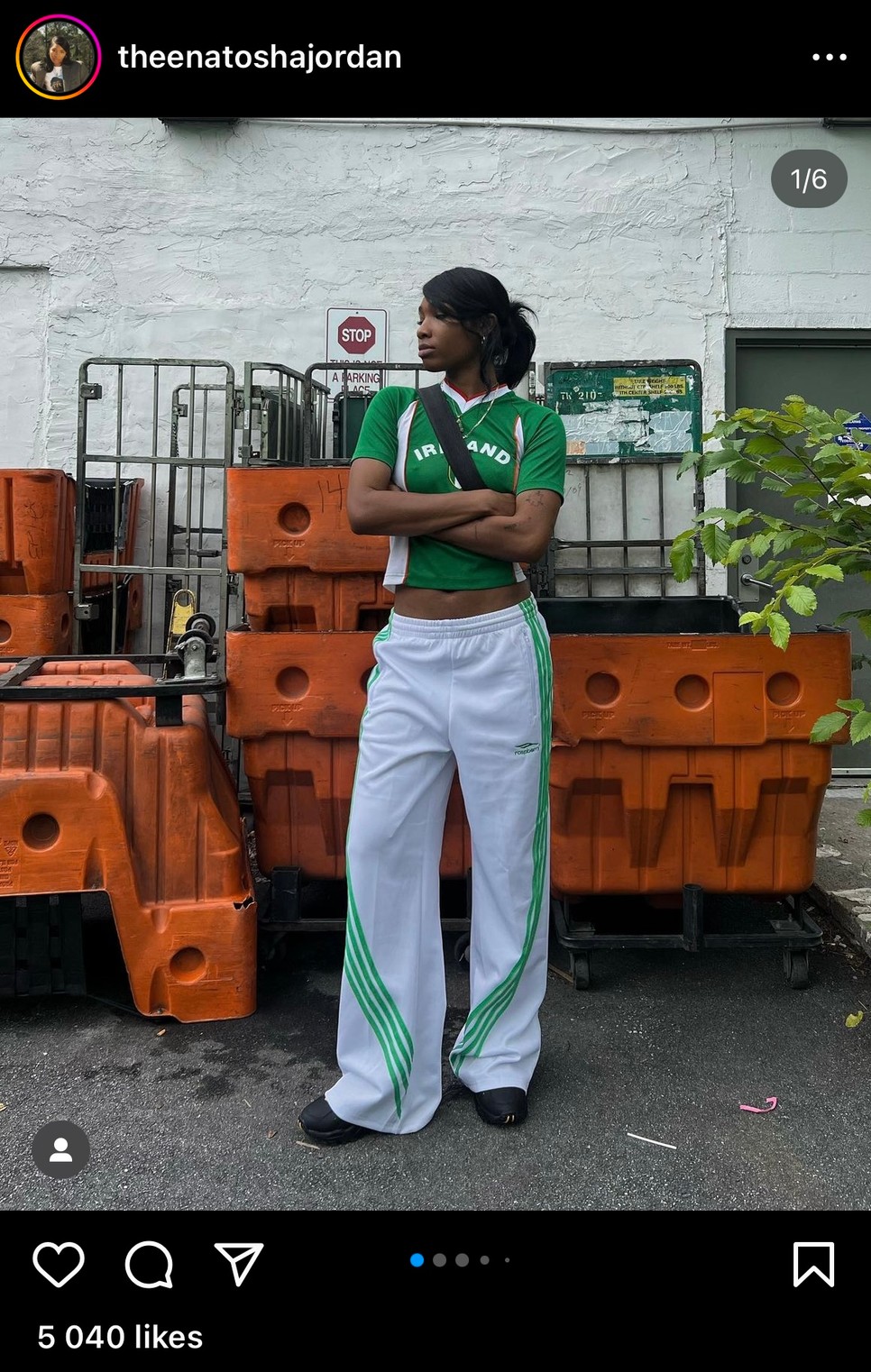 A futballmez autentikus, sportos stílusban.