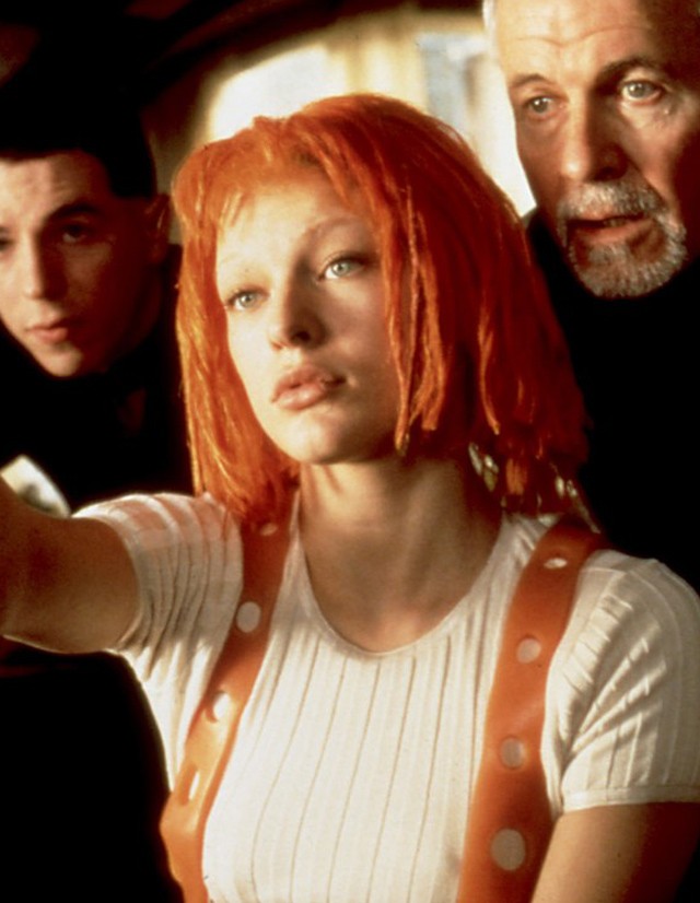 A kilencvenes évek egyik nagyhatású frizurája Az ötödik elem Leeloo-jának narancsszínű haja. Milla Jovovich tulajdonképpen megágyazott az extrém színű frizuráknak ezzel a hajjal.