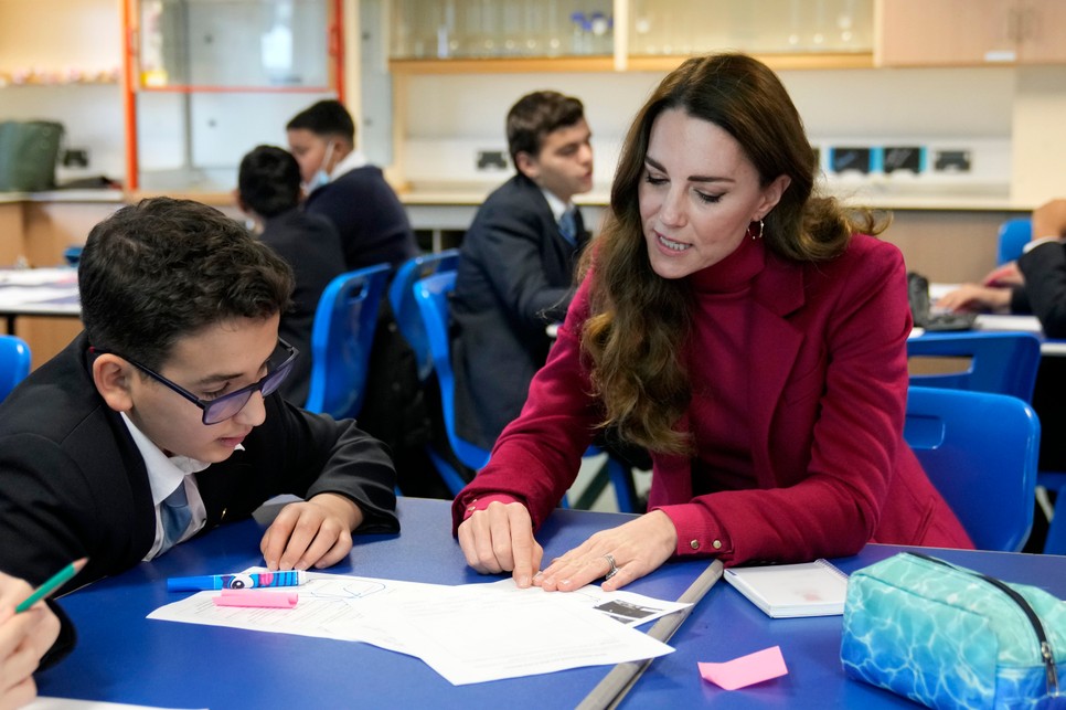 Kate Middleton magenta kabátját legszívesebben letépnénk róla és elfutnánk vele a naplementébe