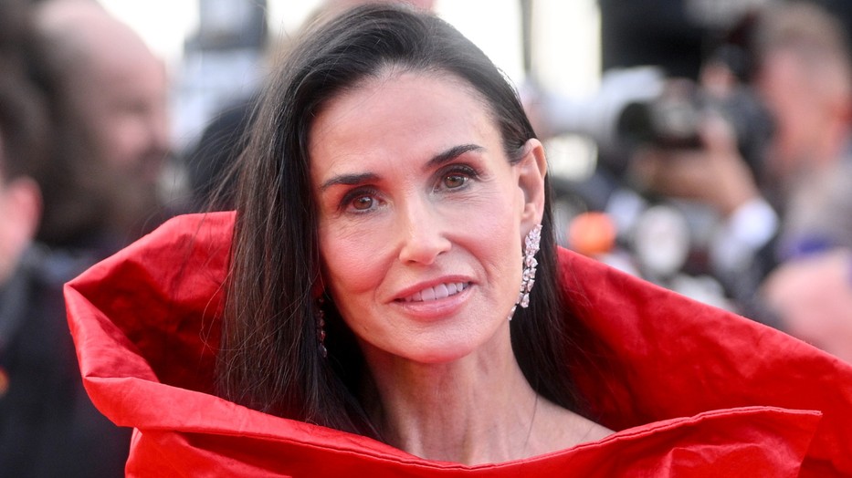 Demi Moore tűzpiros szettjére még nagyon sokáig emlékezni fogunk
