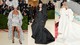 Idén egyelőre csak találgatni tudjuk, mit tartogat Rihanna a 2025-ös Met-gálára, persze még a megjelenése is kérdéses. (Balról jobbra) 2018 John Galliano szett, 2021 Balenciaga Haute Couture by Demna Gvasalia kabát, 2023 Valentino ruha