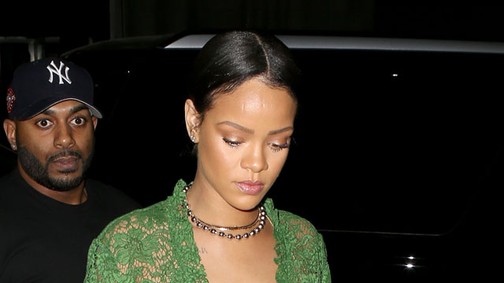 Megint az utcán villantott Rihanna