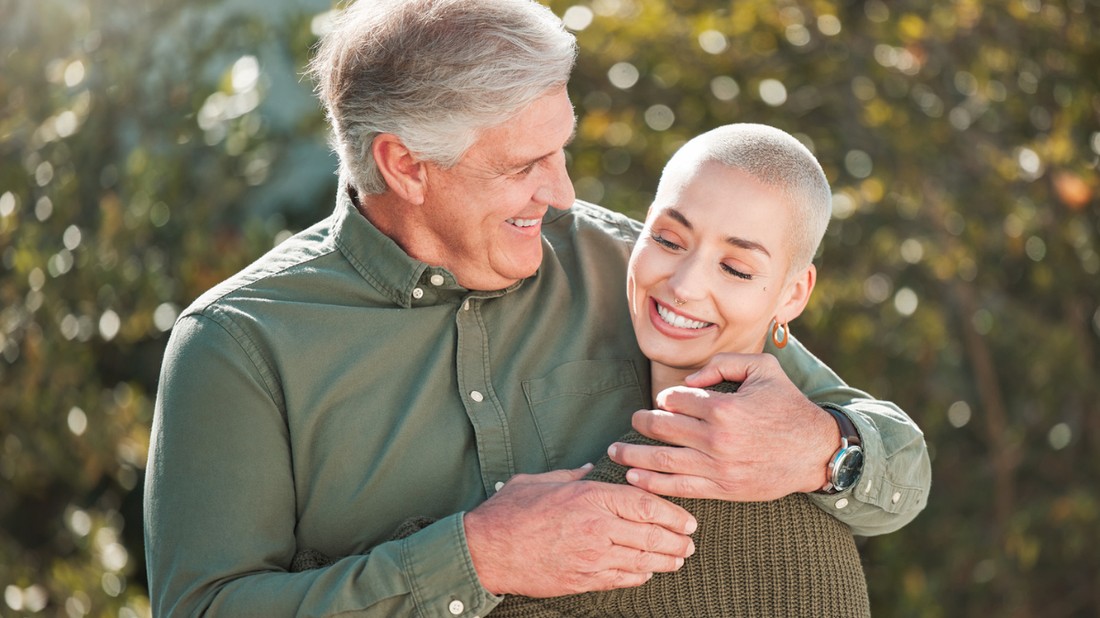 A nagy korkülönbségű kapcsolatok különböző kihívásokkal szembesülhetnek, különösen a szexuális élet területén. Fontos, hogy a felek között nyílt kommunikáció legyen a szexualitásról és a kapcsolatuk határairól.