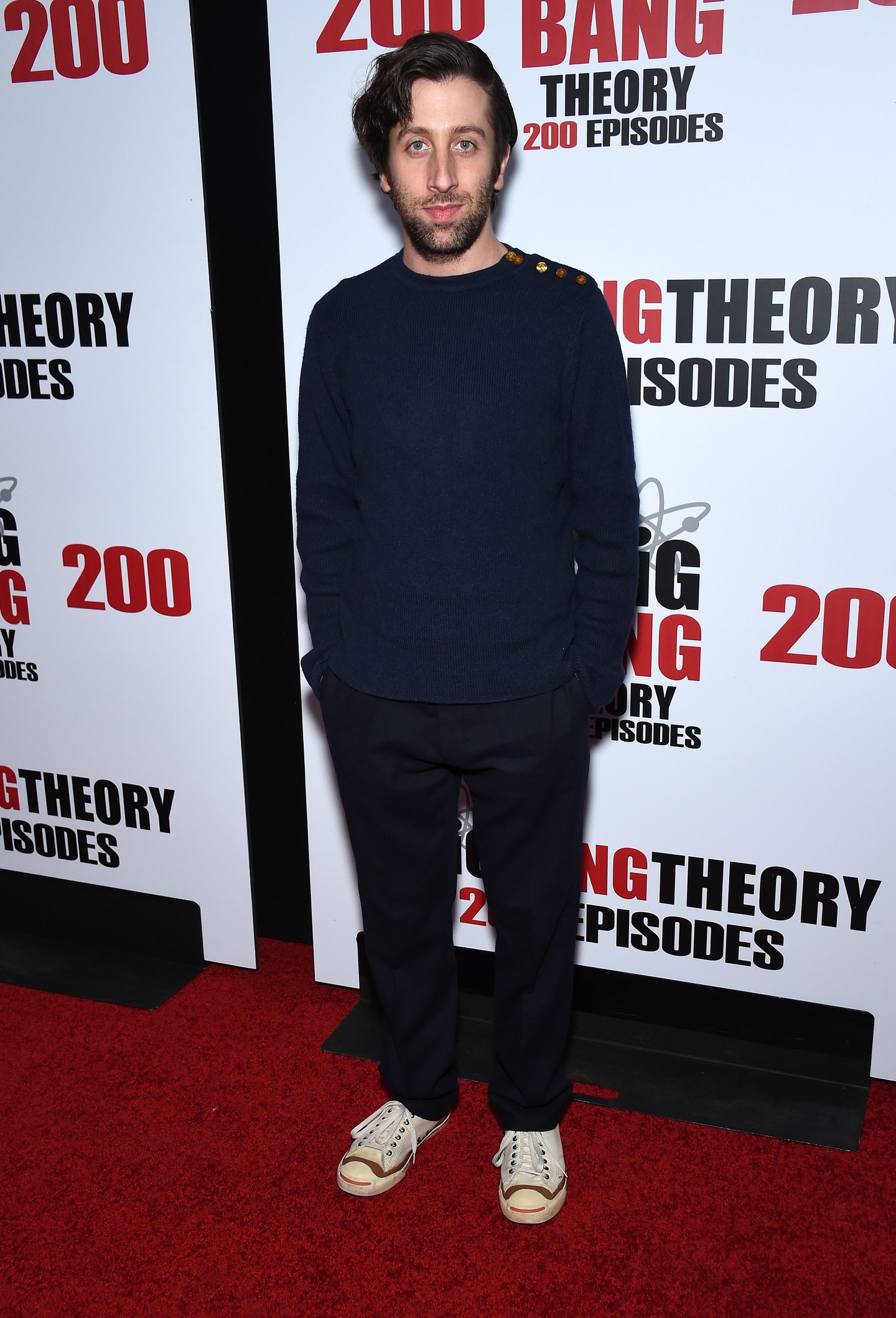 A laza elegancia oszlopos képviselője - gyakran kombinálja az elegánsabb szetteket tornacipővel. 