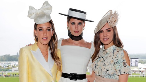 Eljegyzés az angol királyi családban, káprázatosan szép gyémántgyűrűt villantott a menyasszony 