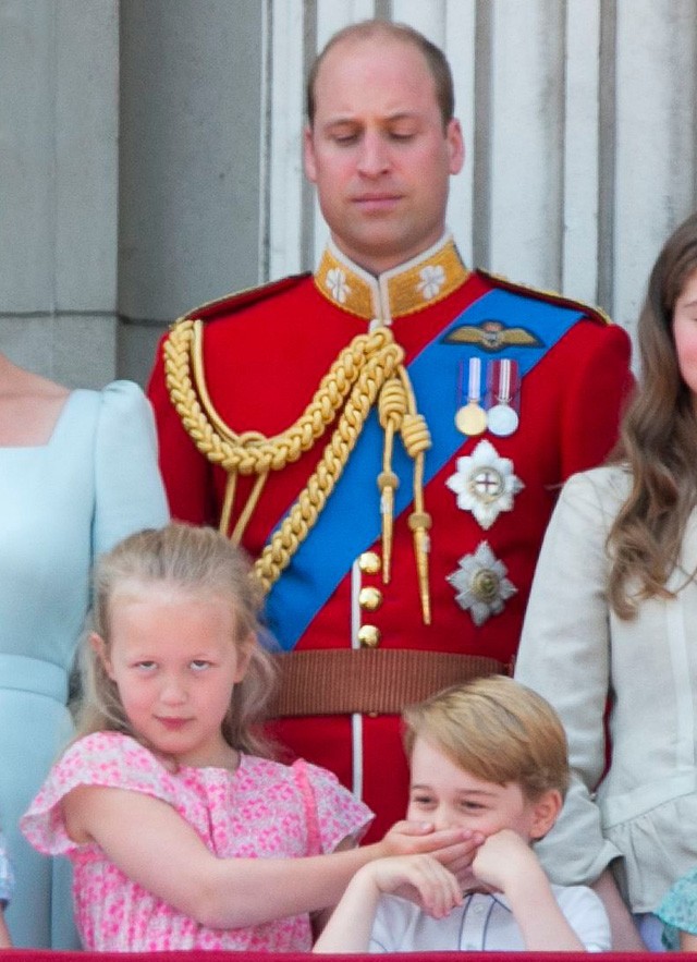 Vilmos figyeli György herceget, Savannah befogja a száját