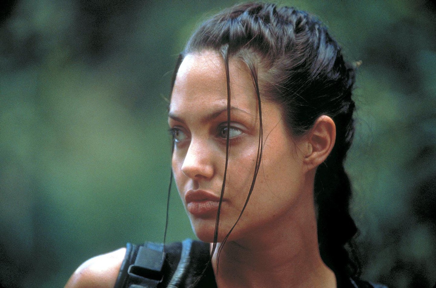 Lara Croft: Tomb Raider (2001) Valószínű, hogy ezt a sikerfilmet senkinek nem kell bemutatni, de azért hoztunk néhány sort neked róla. A Lara Croft: Tomb Raider egy akció-kalandjáték alapján készült, melynek főhőse Lara Croft, a gyönyörű régészlány, aki nem mellesleg képzett harcos. A játéksorozatból három mozifilm is készült, amely többségében pozitív fogadtatásban részesült.