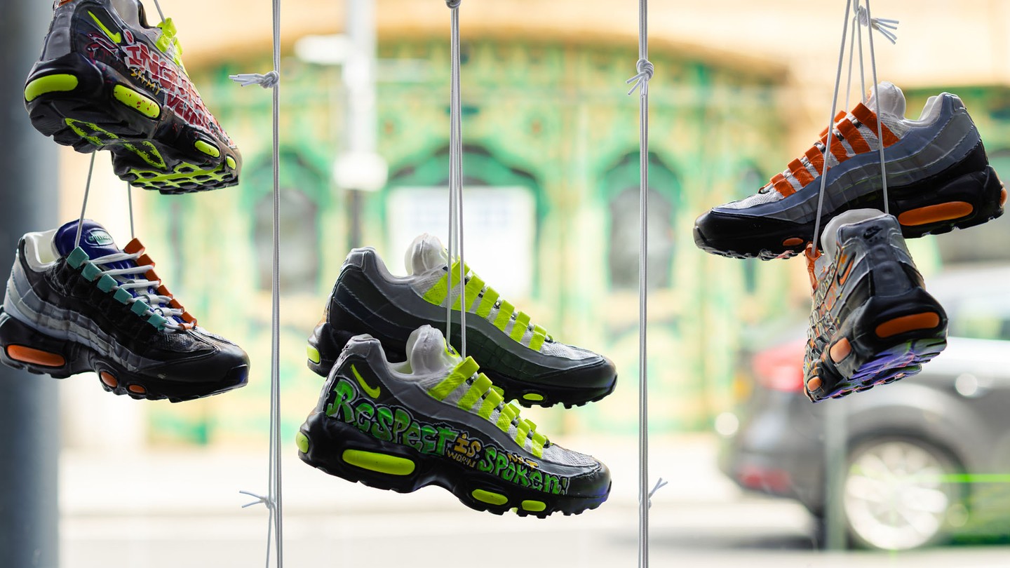 A sneakerek egyedi történeteket mesélnek, mindig emberek, alkotók, csoportok állnak mögöttük: ezt is megmutatta a Sneakerness Budapesten kiállított, a Sole-Zine által elhozott válogatás