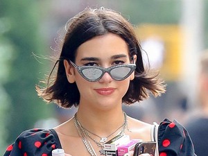 Dua Lipa a nyár ruhájában, és hűha, milyen hasizma van