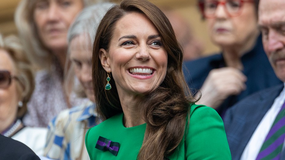 Katalin hercegné tisztelettudó gesztusból vette le a cipőjét