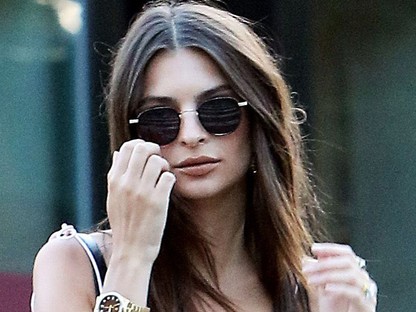 Emily Ratajkowski egy szál melltartóban mászkál az utcán, mert megteheti