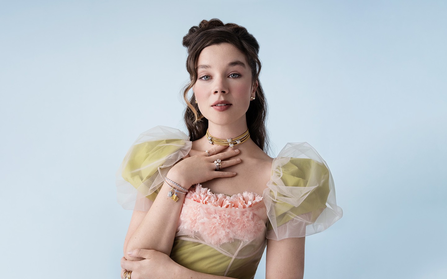 Claudia Jessie a Pandora x Bridgerton „A szerelem szabályai” kollekció kampányában – masnis choker, virágos gyűrűk és rétegezhető karkötők a modern Regency-stílus jegyében Fotó: Tim Walker