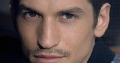 Bajusszal és szoknyában hódít a modellfiú