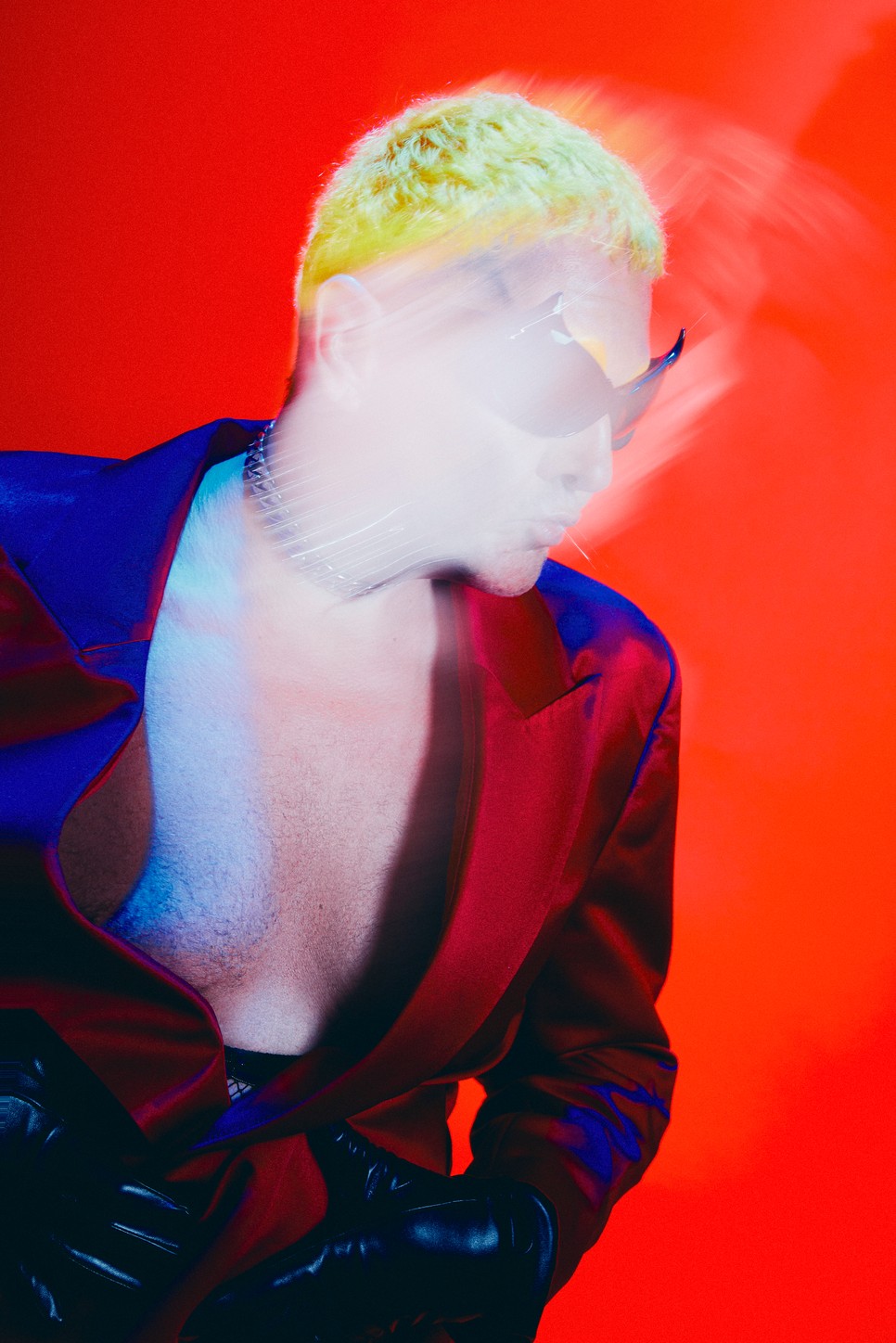 Lakatos Márk új fotósorozata nálunk látható legelőször. Zakó: Kiss Márk, Bőrkesztyű: Kiss Márk Napszemüveg: Balenciaga, Láncos ezüst choker: Anisa / Spark Le Monde.