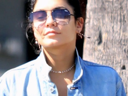 Vajon miért vette fel Vanessa Hudgens ezeket az egymáshoz egyáltalán nem illő darabokat?