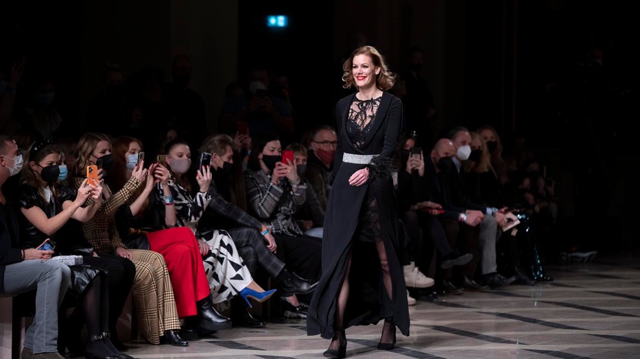 Múzsái mutatták be a 25 éves Sentiments divatház eddigi legikonikusabb alkotásait