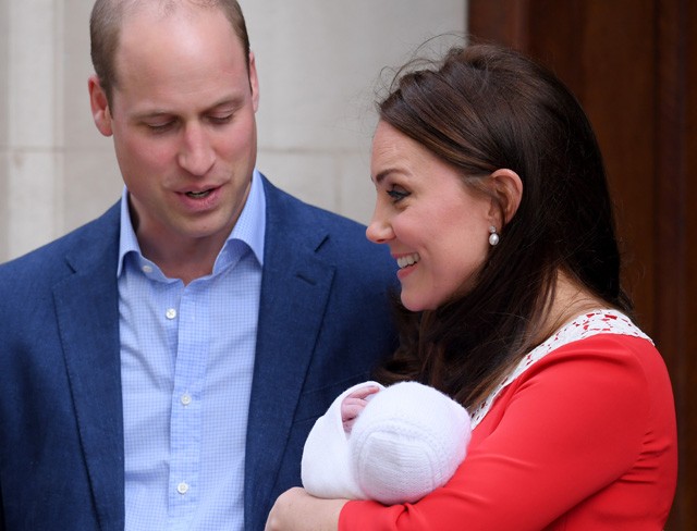 Első képek: Kate Middleton megmutatta az újszülött herceget