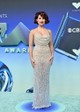Raye igazi hollywoodi dívaként tündökölt ebben a gondosan hímzett, gyöngyökkel díszített Georges Hobeika estélyiben, amelyhez tökéletesen passzolt a hullámos retro frizura és a sötétvörös rúzs.