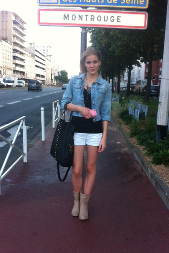 Ebben sétálgat Sára Párizsban