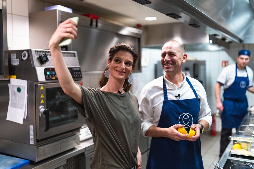 Jordán adél halat készített és szelfizett a konyhában