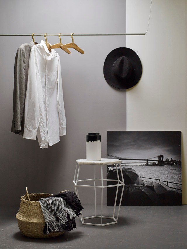 Tipp: a Poli-Farbe Platinum egyrétegű beltéri falfesték ezüstfa (E 40), hamvaska (H 20), sulyom (S 50) vagy a fekete tulipán (F 60) árnyalata.