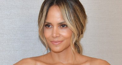 Halle Berry ruhája gyönyörű, de egy valami iszonyat fura benne...