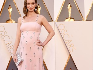 A várandós Emily Blunt adta át az Oscar gála első díját