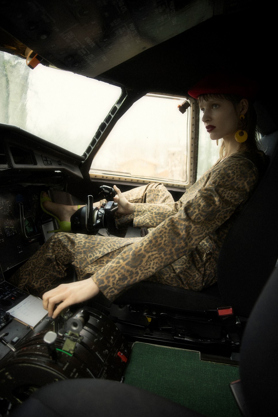 Blézer és nadrág ASHLEY LUYPAERS | Kalap CELINE ROBERT |  Fülbevaló GEORGIAN DUO ESHVI |  Cipő FEDERIEKE BROEKGAARDEN