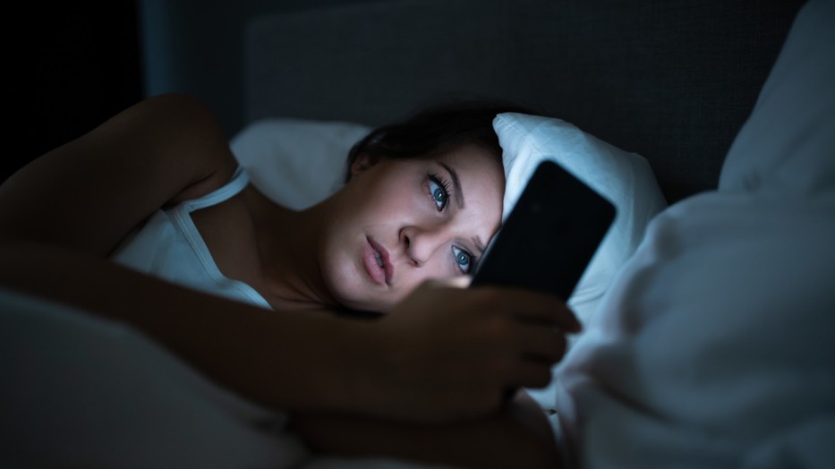 Alvás közben jobb távol tartani a telefonodat az ágyadtól