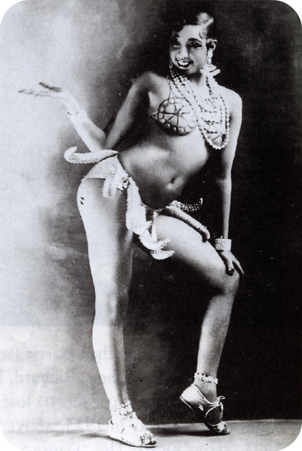 A modern mini előzményeként érdemes megemlíteni Josephine Baker híres, aprócska, nagy felháborodást keltő banánszoknyáját, amit 1926-ban viselt a párizsi Folies Berg&egrave;res színpadán. Mindenki szörnyülködött, és nem lett divat belőle. Akkor még.