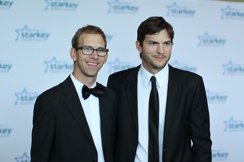 Michael Kutcher és Ashton Kutcher egy 2013-as díjátadón