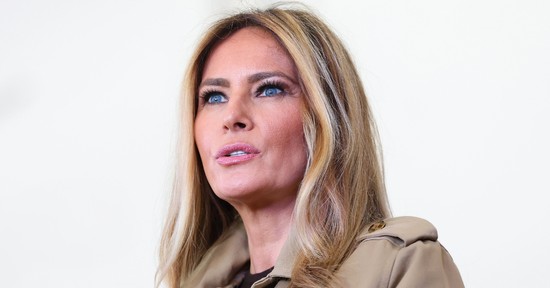 Melania Trump csak úgy vonzotta a tekinteteket, nem akármiben jelent meg Donald Trump felesége