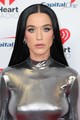 Katy Perry és a hibátlan lakkfekete haja elvarázsolt minket