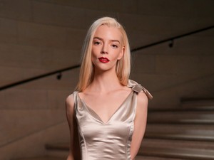 Anya Taylor-Joy Victoria Beckham selyemruhája maga az álom, melltartót sem vett alá a színésznő