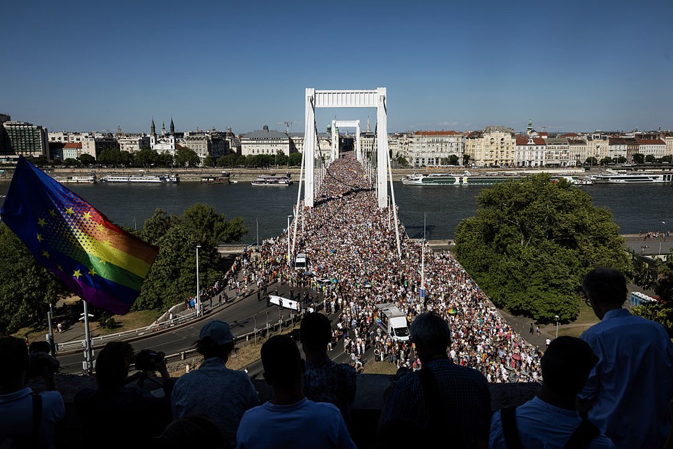 Hömpölyög a tömeg az Erzsébet hídon át Budára a 30. Budapest Pride-on