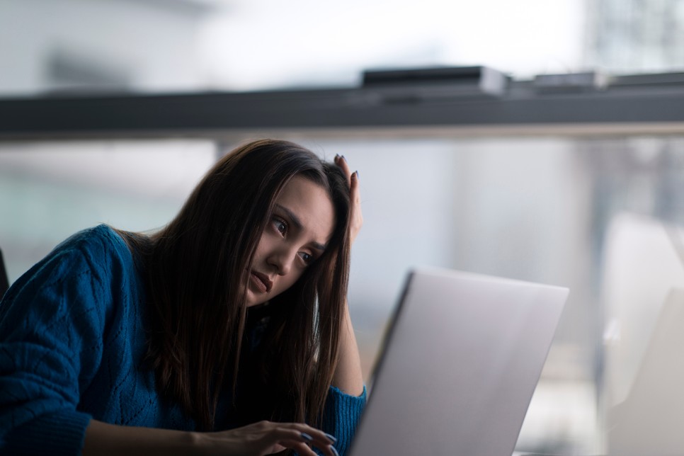 Szirtes Lili szakpszichológus szerint nincs egyértelmű szabály arra, kik érintettek leginkább a munkahelyi mobbingban, de akadnak veszélyeztetettebb csoportok