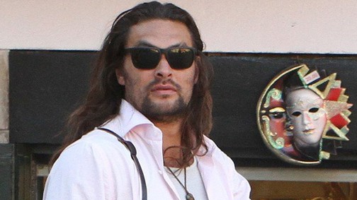 Jason Momoa fürdőnaciban pancsikol, ha érdekel, van pár képünk