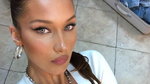 Bella Hadid visszahozza a divatba a 2000-es évek ikonikus nadrágját