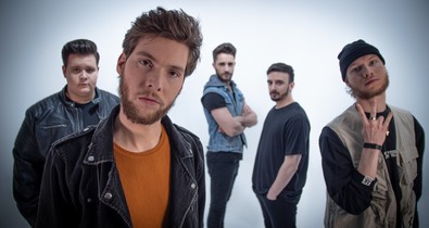 Új klipjükben a The Sign banda tagjai a Fehér Ház tetejéről is lecsúsznak