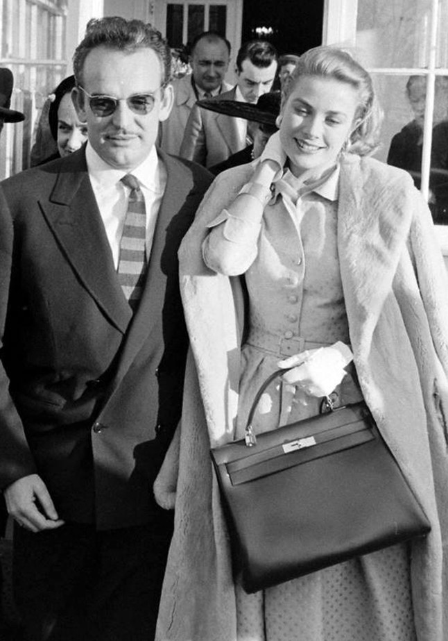 Grace Kelly már az influenszerek előtt bevetette a 'statement táska' és a lezseren vállra vetett kabát trükkjét
