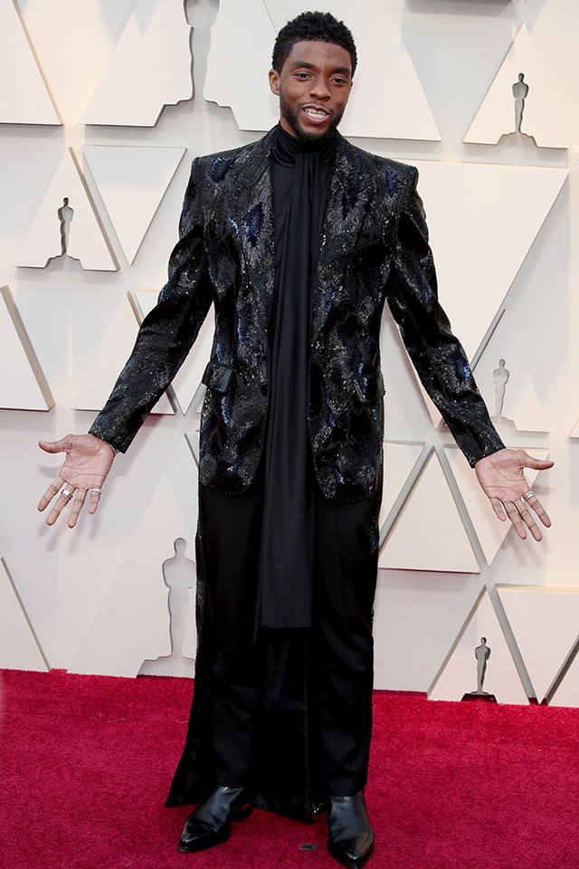 A Fekete Párduc sztárja is ruhában az Oscar-gálán, barátnőjét cseppet sem zavarta