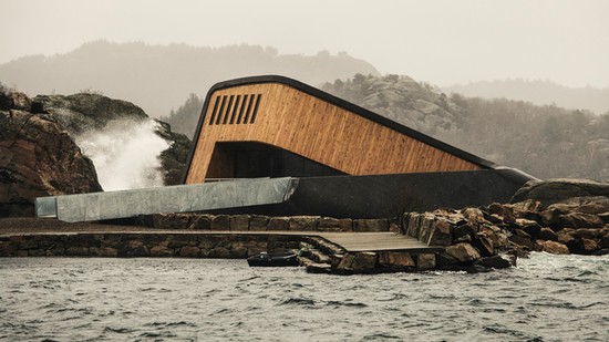 Egyszerre félelmetes és gyönyörű a világ legnagyobb víz alatti étterme: kívülről nem is gondolnád, mi rejlik a belsejében