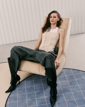 Top TOTEME @toteme, corsette RAM @ramona_bizbac, nadrág ABUBURUZAN @abuburuzan_, bőrcsizma BALENCIAGA @balenciaga