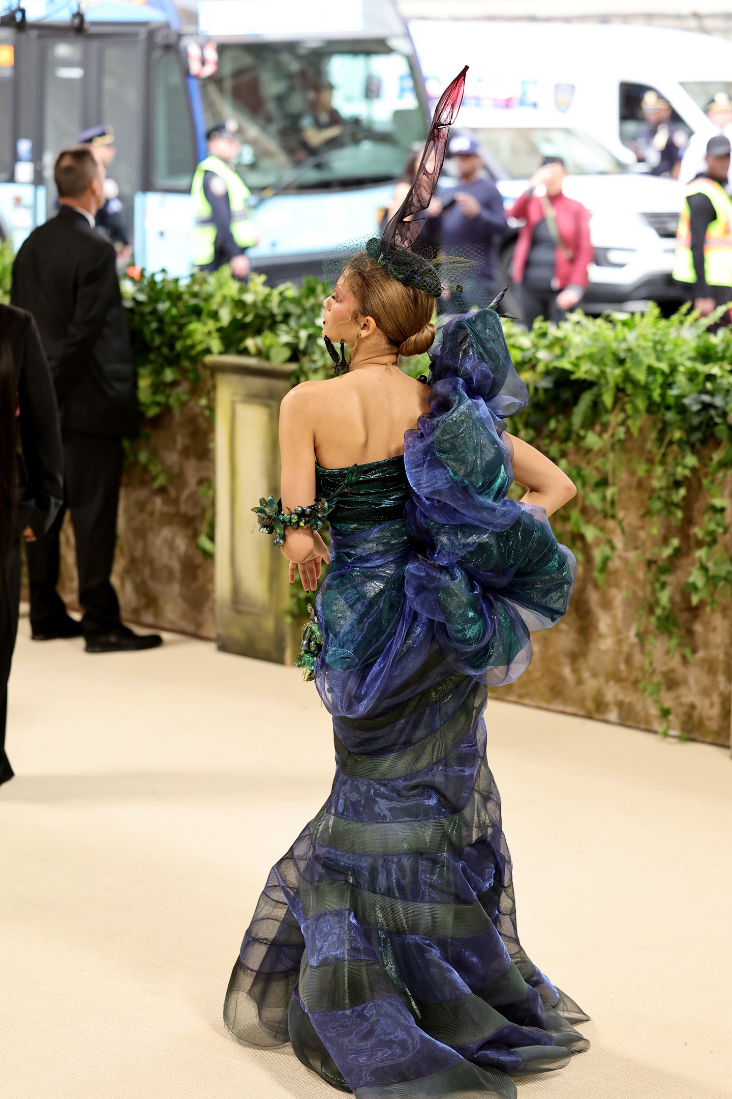 Az énekesnő ruhája hátulról is nagyon izgalmas látványt nyújtott.