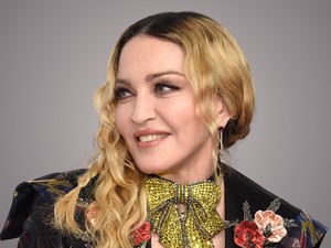 Madonna teljesen átalakult, meztelenruhában és szőke parókában tűnt fel a divathéten