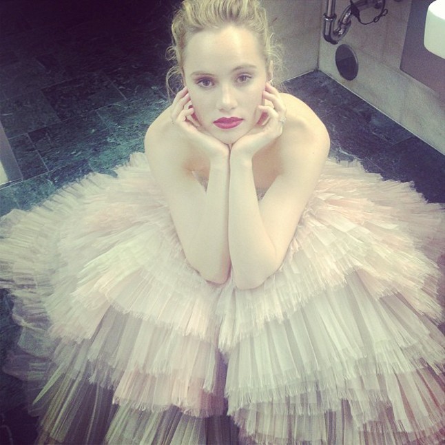 Suki Waterhouse és a habostorta Burberry ruhája.