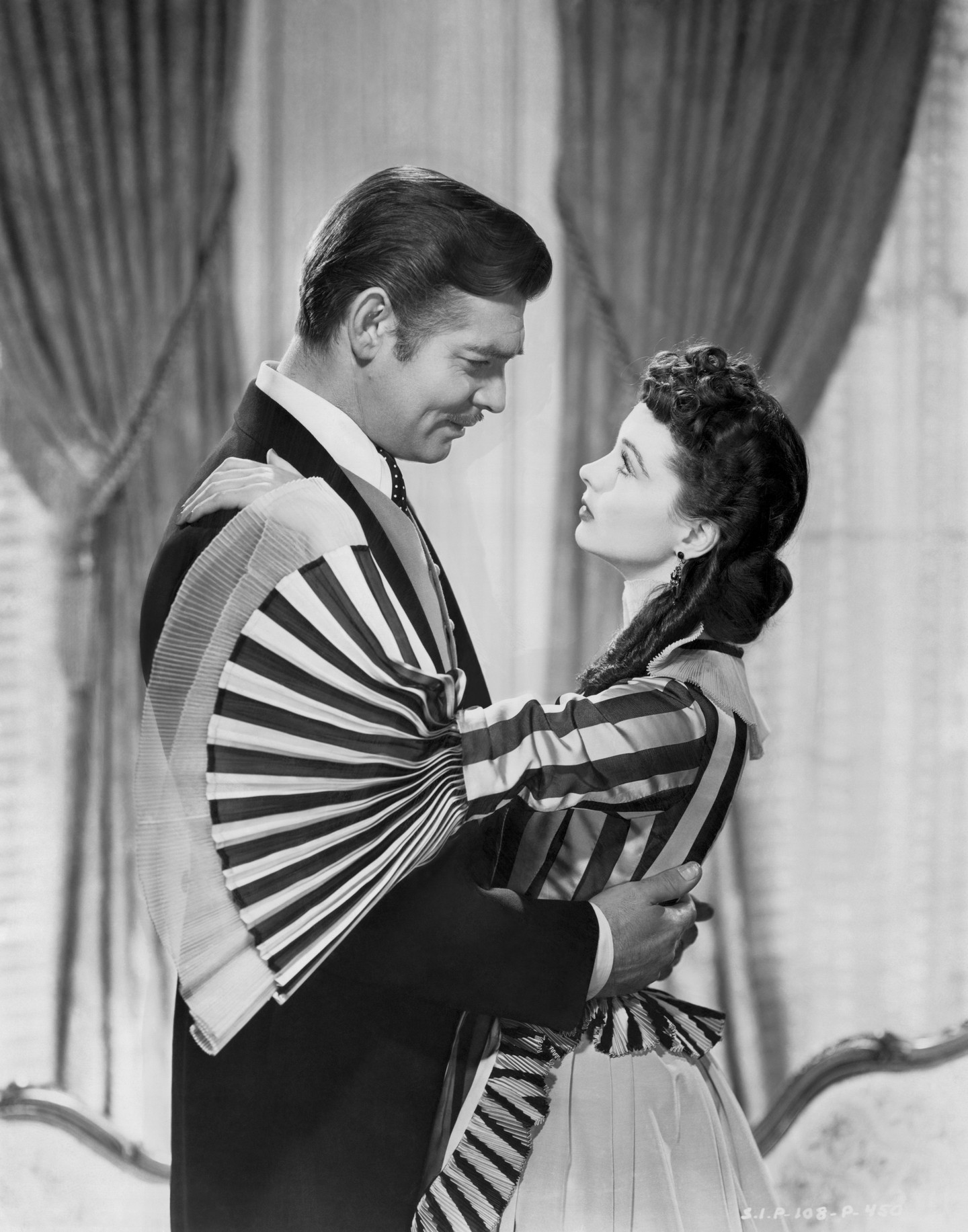 De nem csak a hölgyek vállalták be a parókát a filmvásznon. Állítólag Clark Gable is a parókának köszönhette dús és tükörfényes frizuráját.